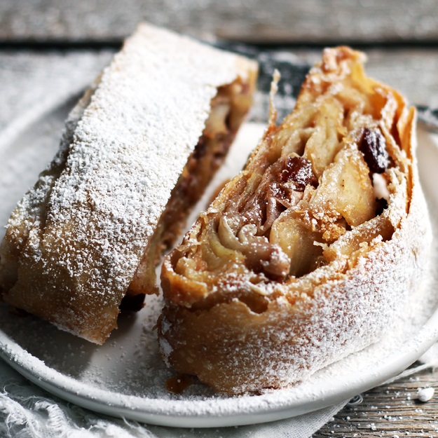 Traditioneller Apfelstrudel Mit Ausgezogenem Strudelteig - Rezepte Suchen