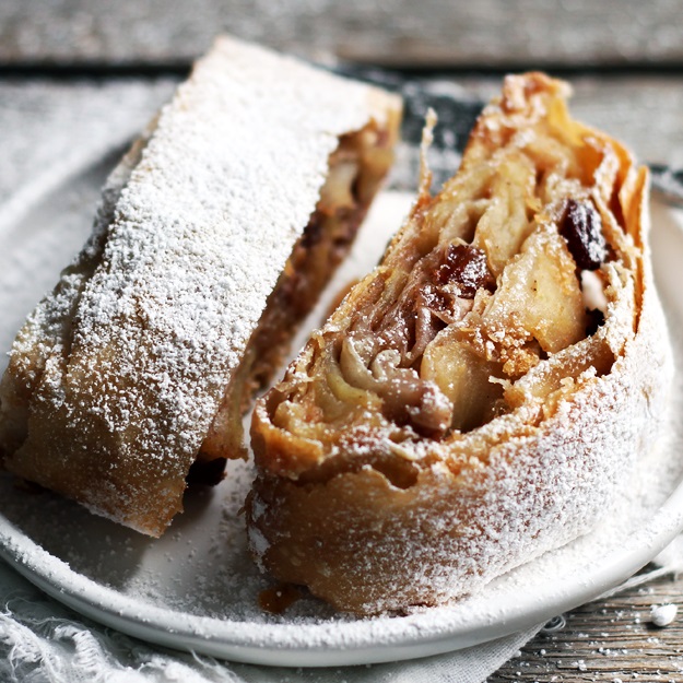 Apfelstrudel mit gezogenem Strudelteig » Taste of Travel