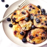 Rezept für luftige Blaubeernocken Rezept | Tasteoftravel.at