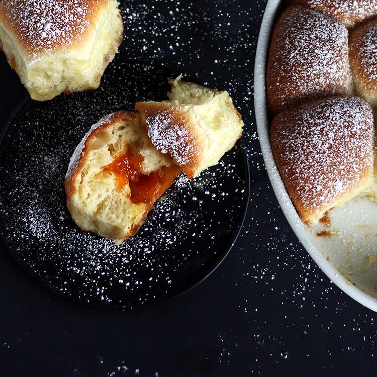 Buchteln mit Marillenmarmelade