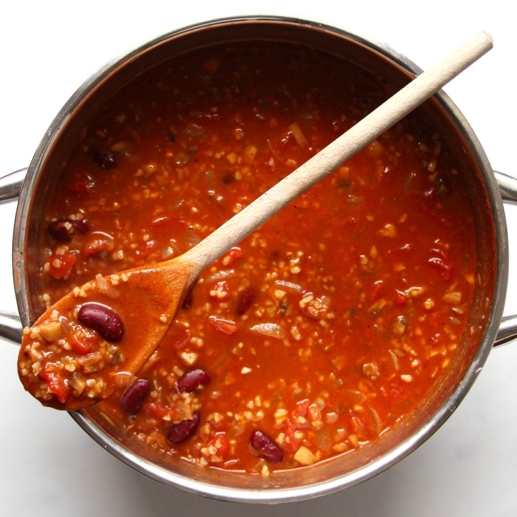 veganes Bulgur Chili in Topf