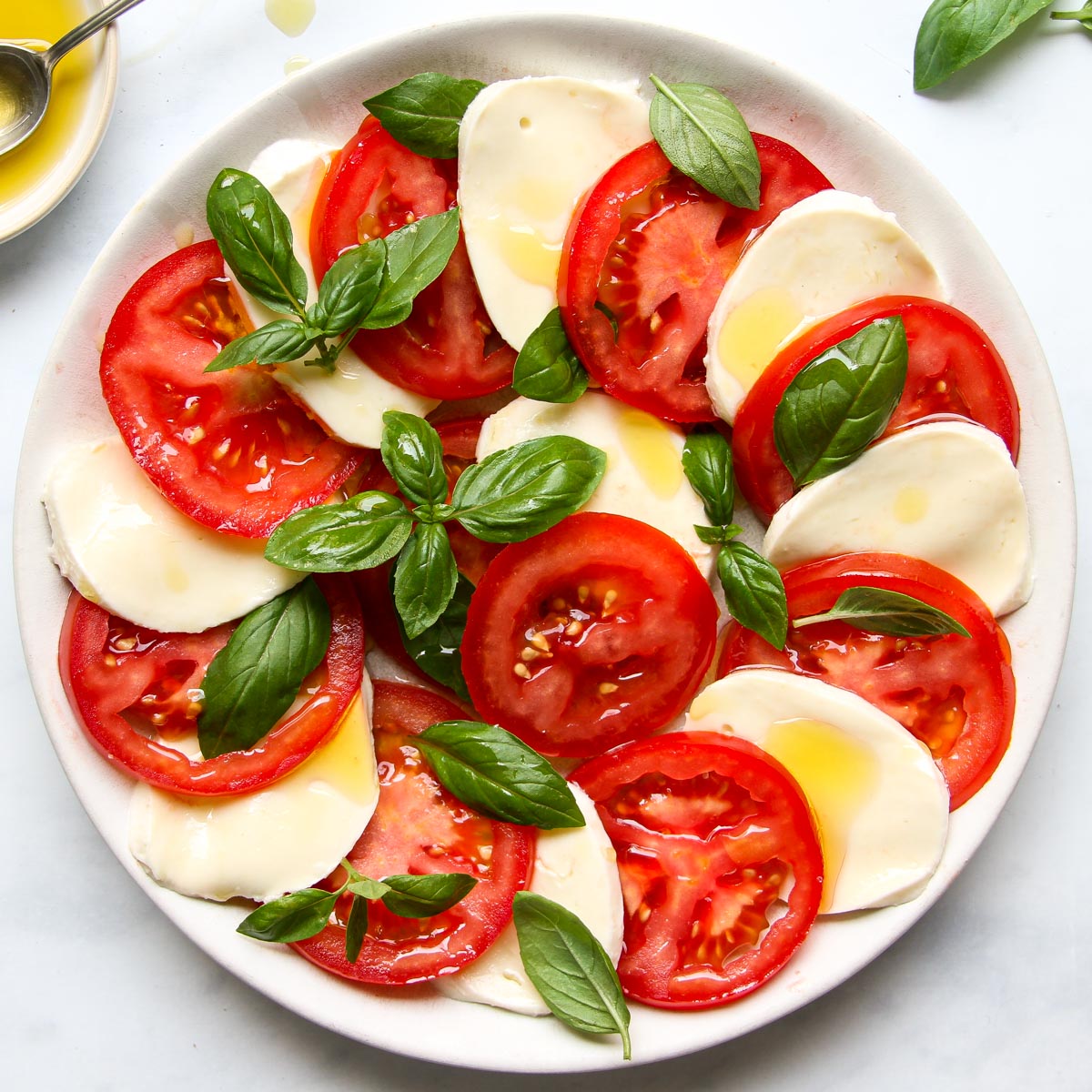 Insalata Caprese Oder Mediterraner Salat Mit Tomaten Und Mozzarella ...