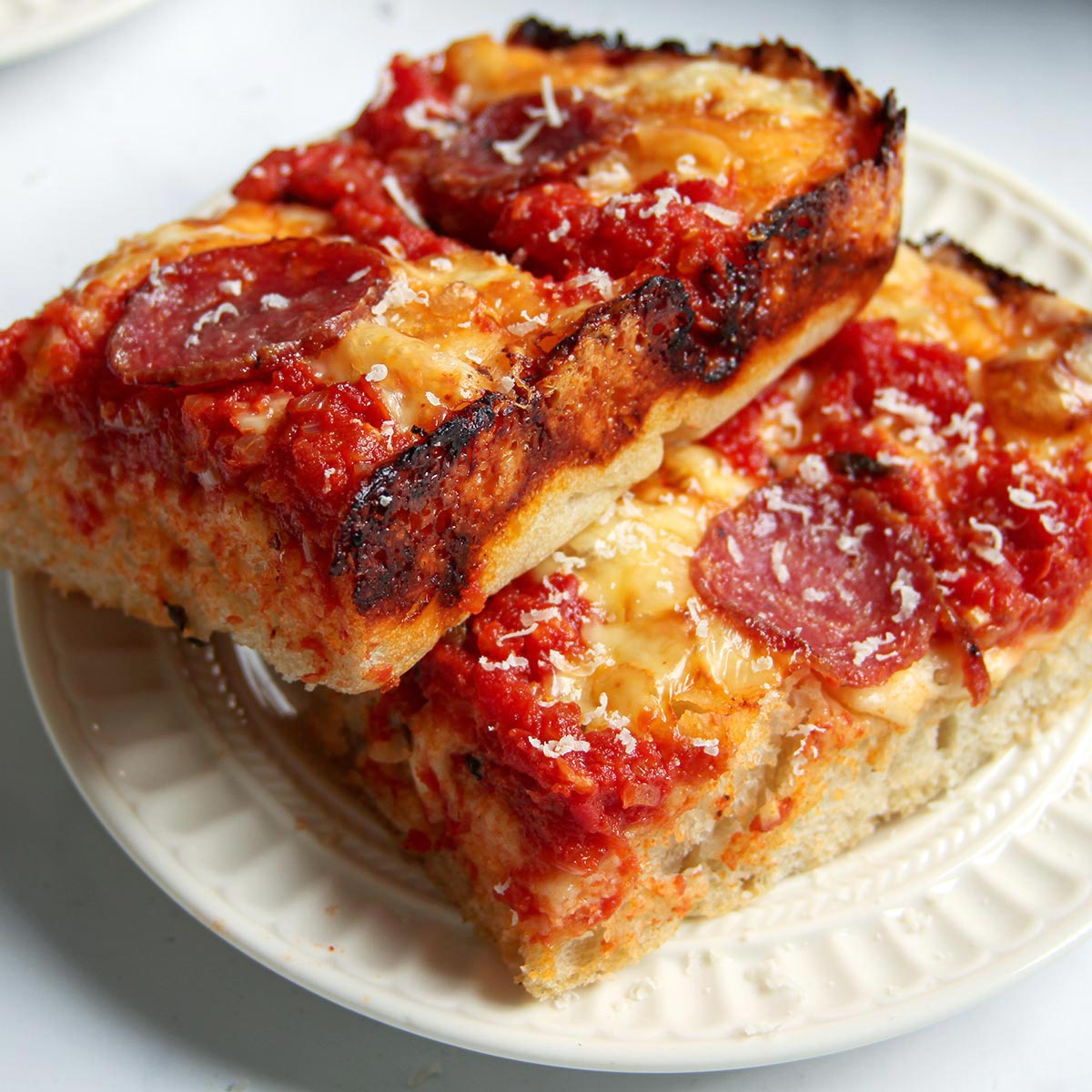 Detroit Pizza: dicker Boden, knuspriger Rand
