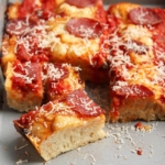 Detroit Pizza: dicker Boden, knuspriger Rand