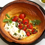 Dutch Baby mit Tomaten und Burrata