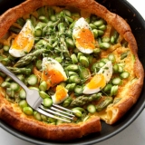 Dutch Baby mit grünem Spargel