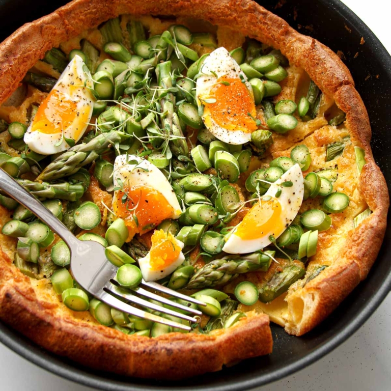 Dutch Baby mit grünem Spargel