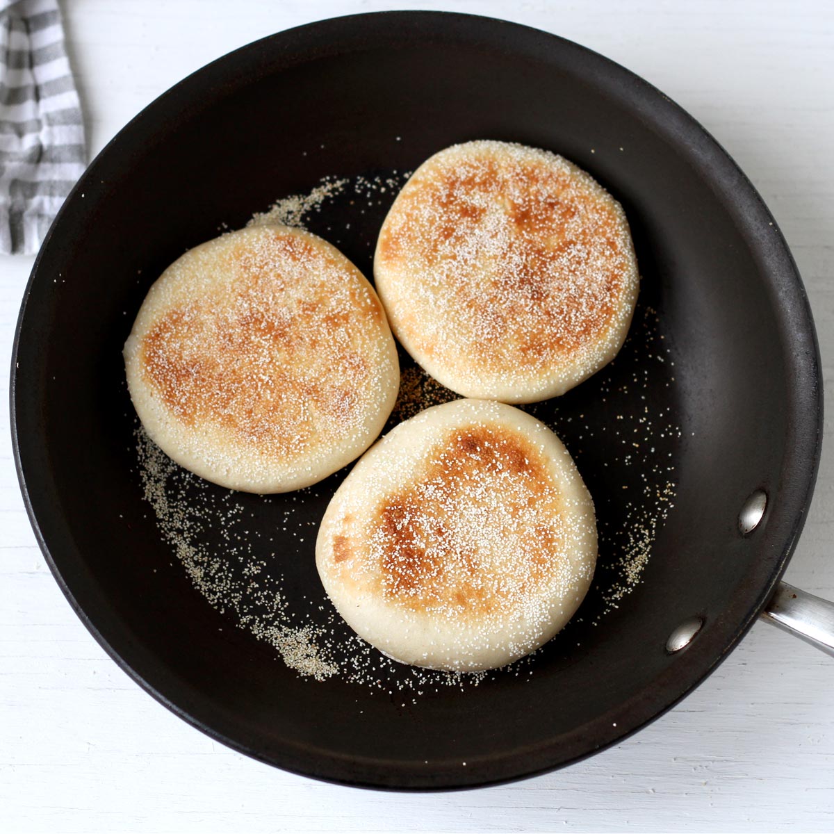 English Muffins in Pfanne