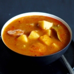 Erdäpfelgulasch mit Kartoffeln und Wurst
