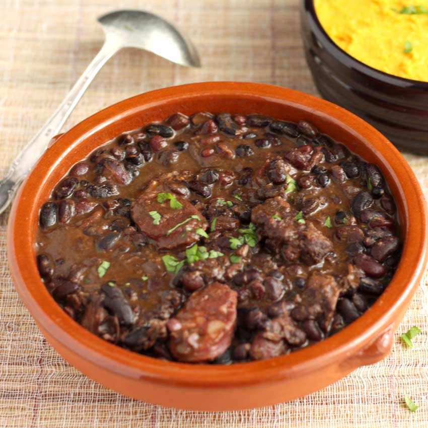 Feijoada brasileira - Schwarze-Bohnen Eintopf » Taste of Travel