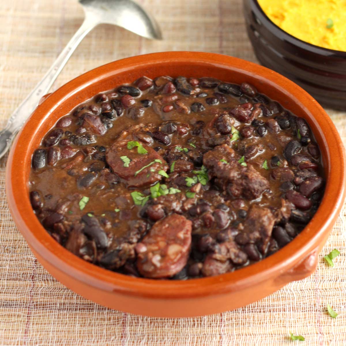 Feijoada brasileira - Schwarze-Bohnen Eintopf » Taste of Travel Feijoada brasileira - Schwarze-Bohnen Eintopf » Taste of Travel