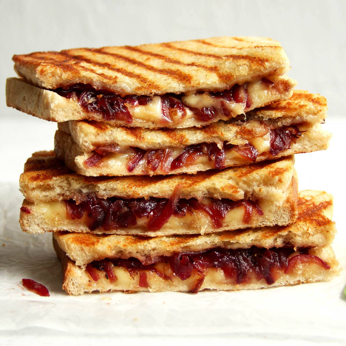 Grilled Cheese Sandwich mit Onion Jam » Taste of Travel