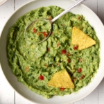 Guacamole mit Chips zum Dippen