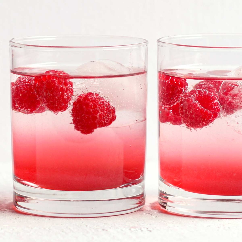 Himbeer Shrub mit Mineralwasser