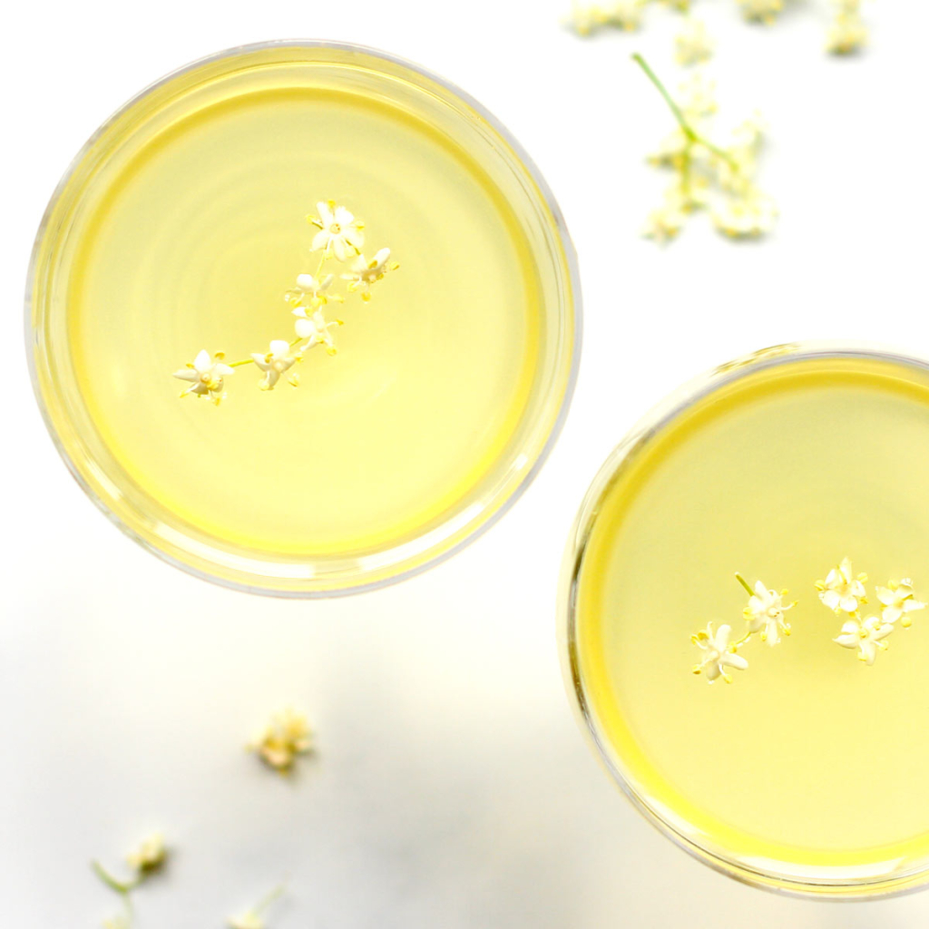 Holunderblütensirup in Gläsern