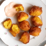 Hush Puppies mit Sriracha Dip