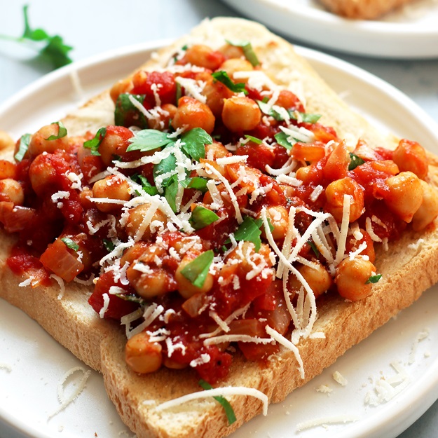 Schneller Kichererbsen-Tomaten Toast