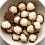Saftige Kokosmakronen mit Schokoboden (wenig Zucker)