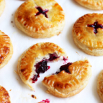 Blättrige Mini Beeren Pies (Hand Pies)