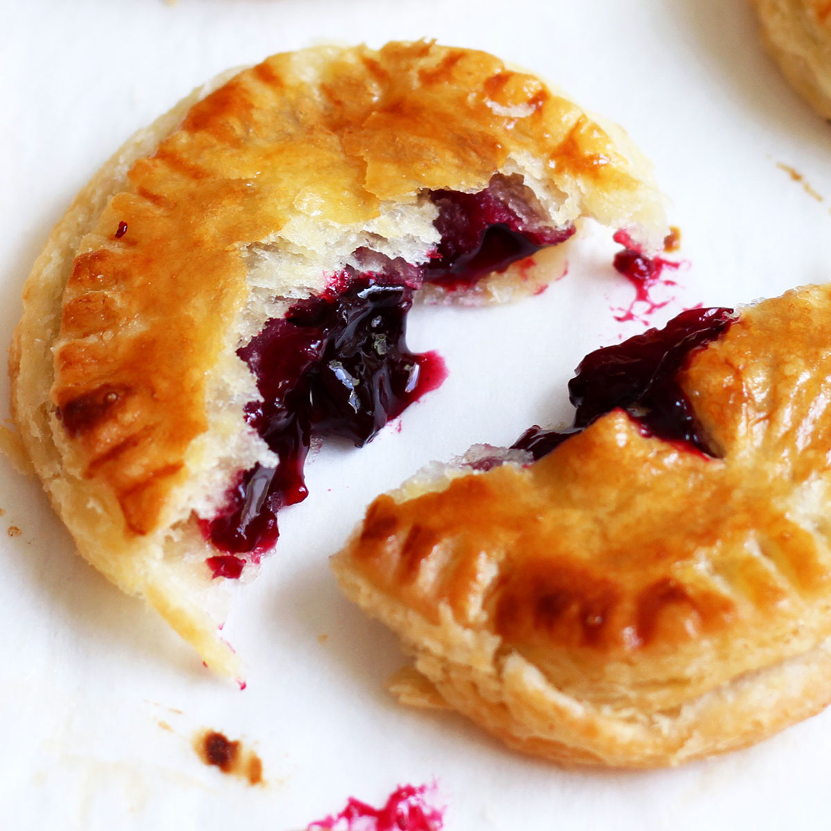 Blättrige Mini Beeren Pies (Hand Pies)