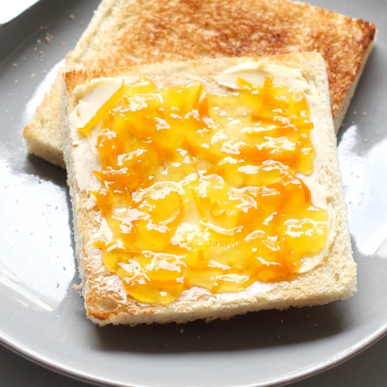 Orangenmarmelade auf Toast