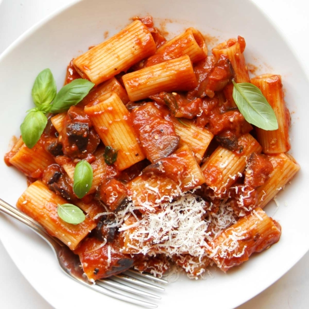 Saftiger Pfirsich Crumble mit knusprigen Streuseln » Taste of Travel