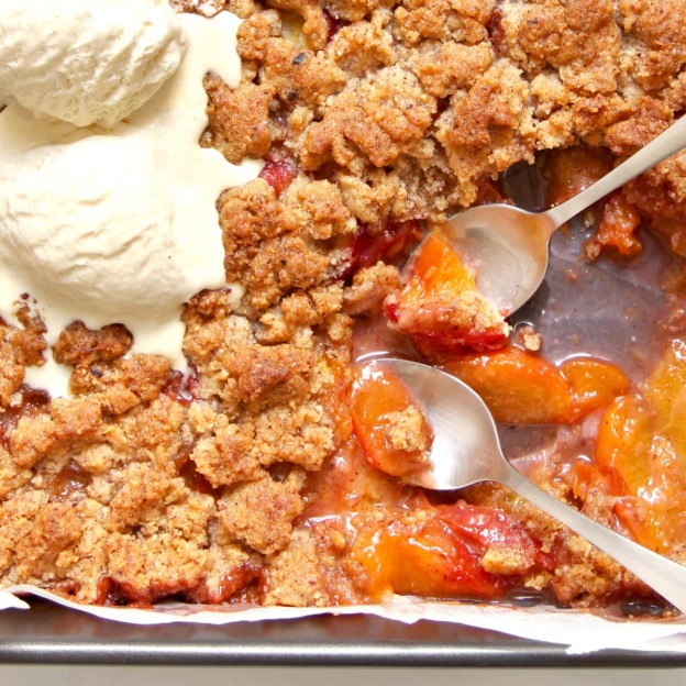 Saftiger Pfirsich Crumble mit knusprigen Streuseln » Taste of Travel