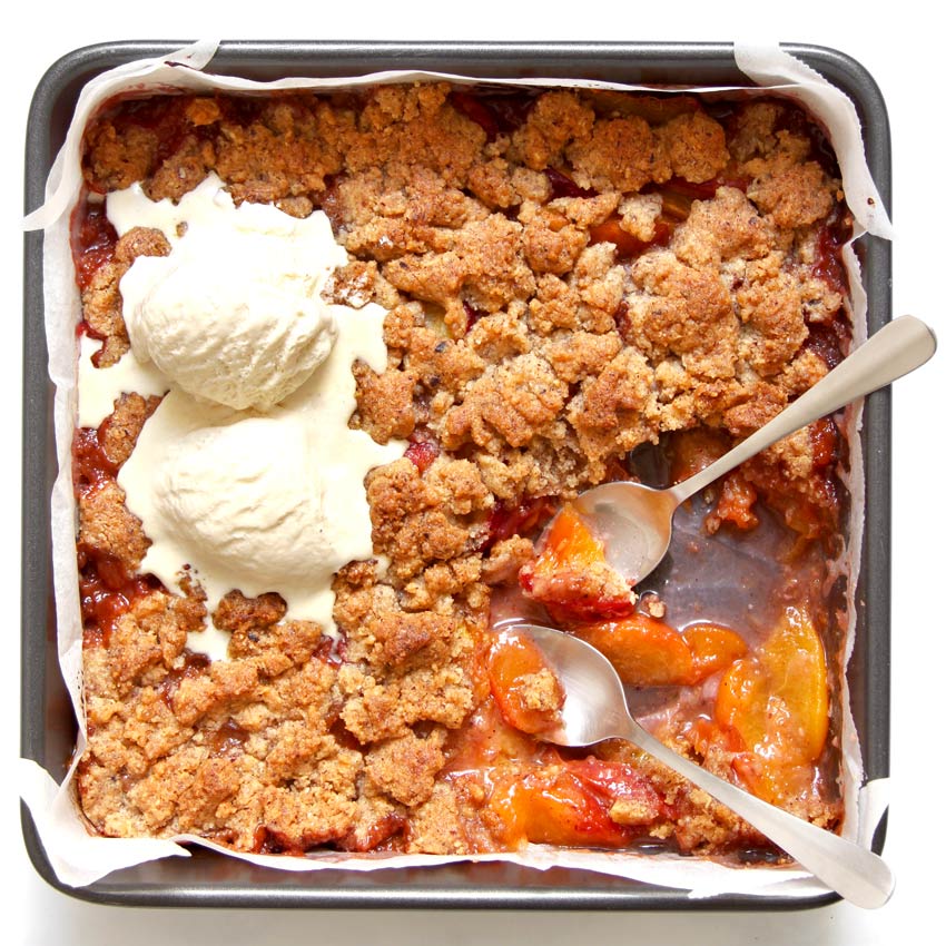 Peach Crumble Rezept mit Vanilleeis