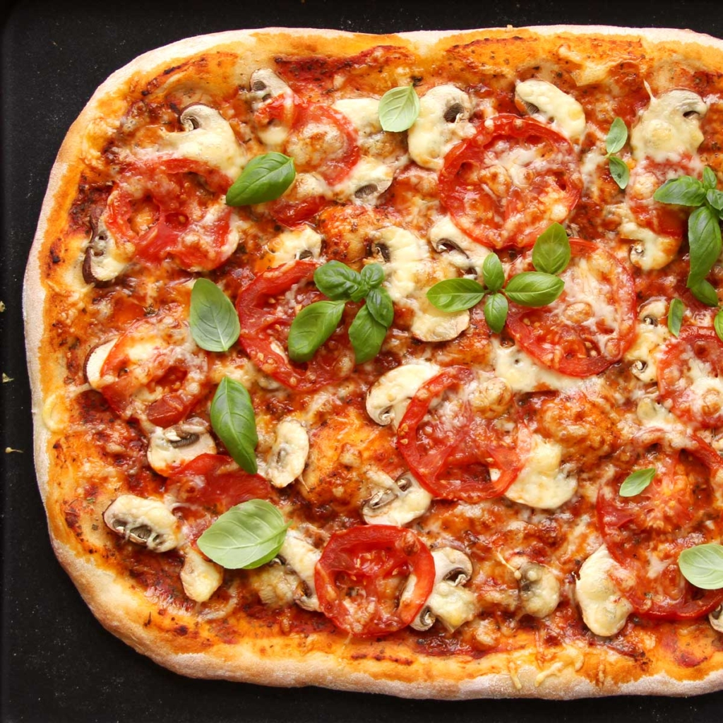 Pizza Funghi mit frischen Champignons