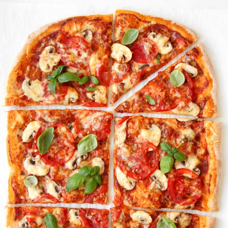 Pizza Funghi mit frischen Champignons