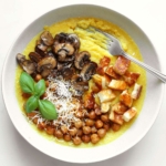 Cremige Polenta mit Champignons, Halloumi und Kichererbsen