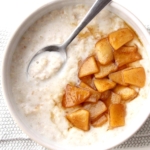 Cremiges Porridge mit Apfel