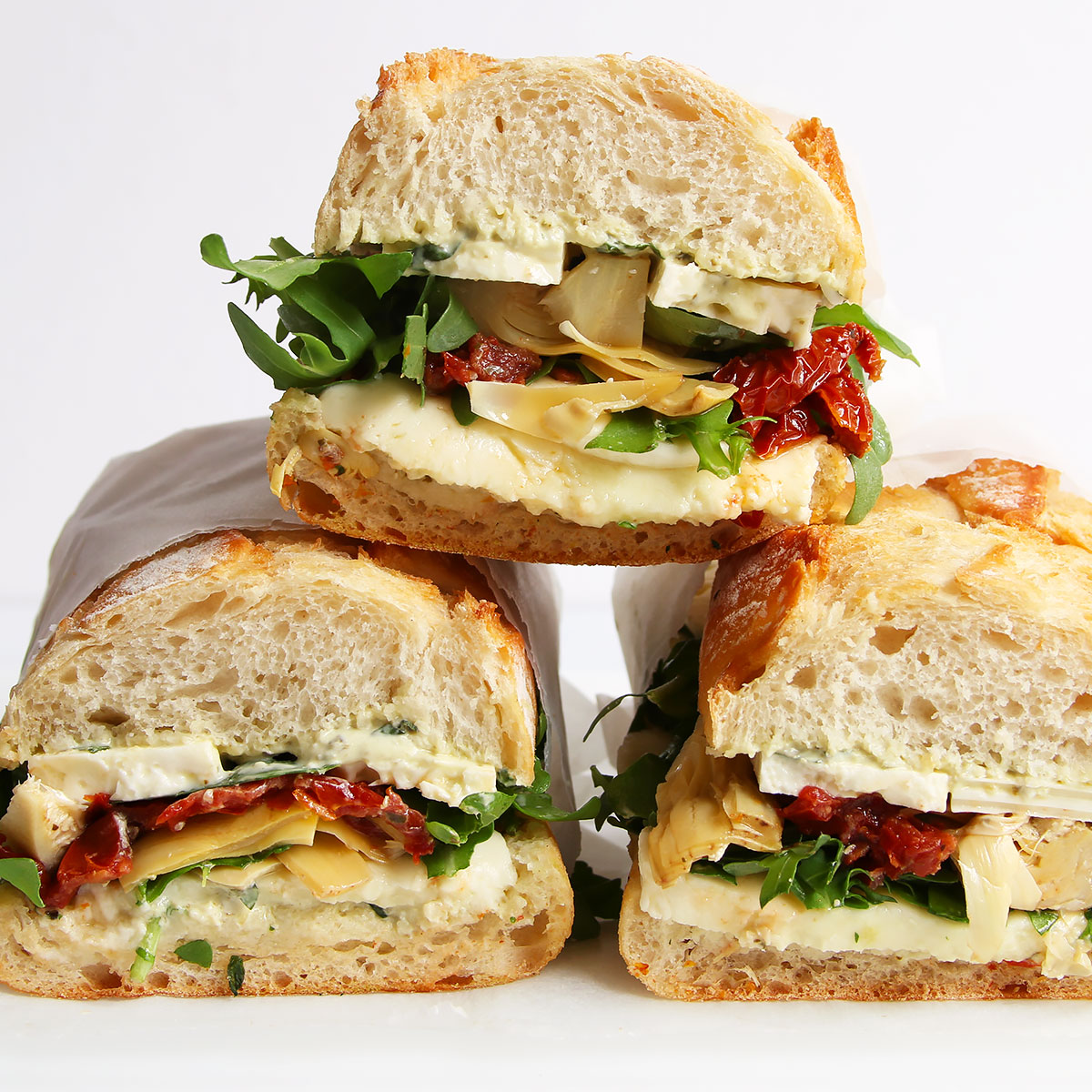 Veggie Sandwich mit Käse, Tomaten und Rucola
