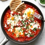 Dosentomaten Shakshuka mit Pitabrot in Pfanne