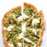 Spargelpizza mit Käse