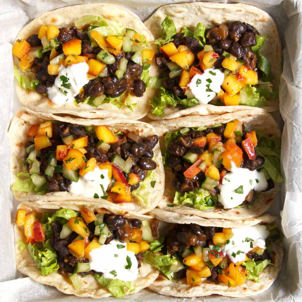 Tacos mit schwarzen Bohnen und Pfirsich