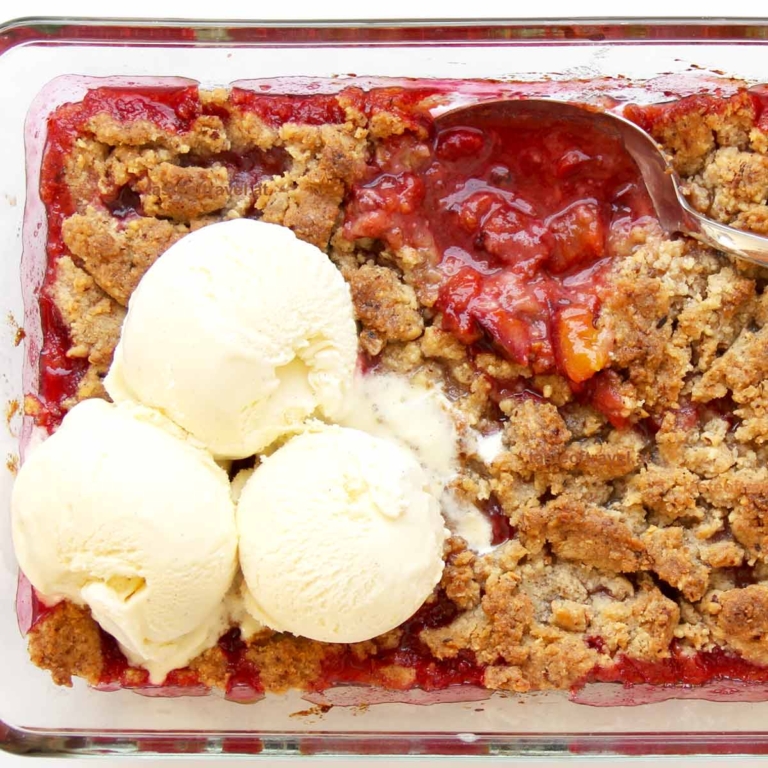 Zwetschgencrumble mit Eis
