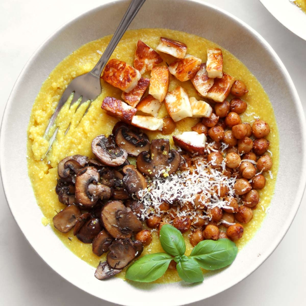 Cremige Polenta mit Champignons, Halloumi und Kichererbsen » Taste of ...