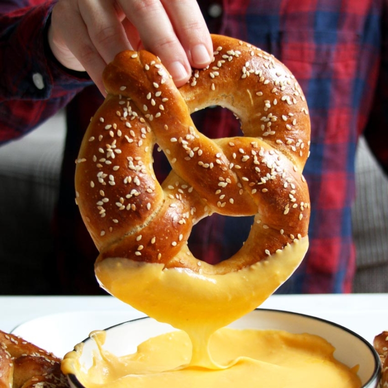 Breze in Käsesauce dippen