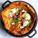 Luftiges Dutch Baby mit Käse und Kräutern