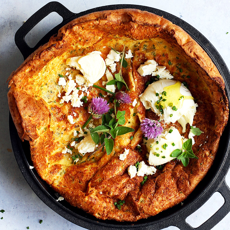 Luftiges Dutch Baby mit Käse und Kräutern