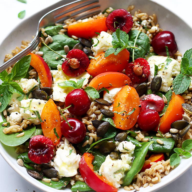 Sommersalat mit Früchten