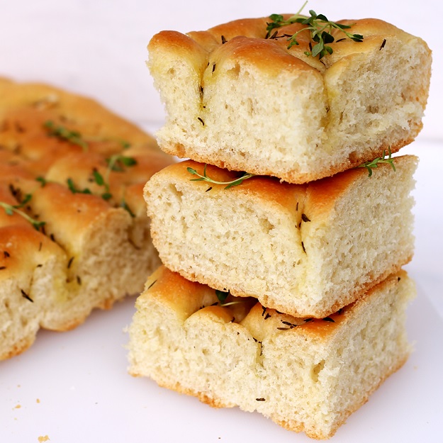 Luftige Focaccia mit Thymian