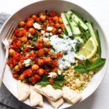 Vegetarische Bowl mit Kichererbsen und Bulgur