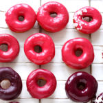 Donuts selber machen – mit Beerenglasur