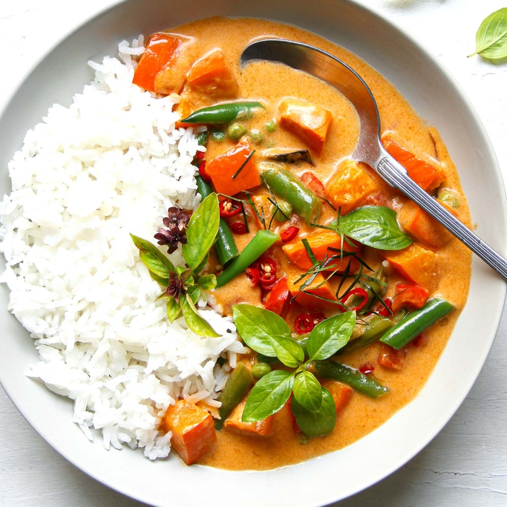 Veganes rotes Curry mit Reis