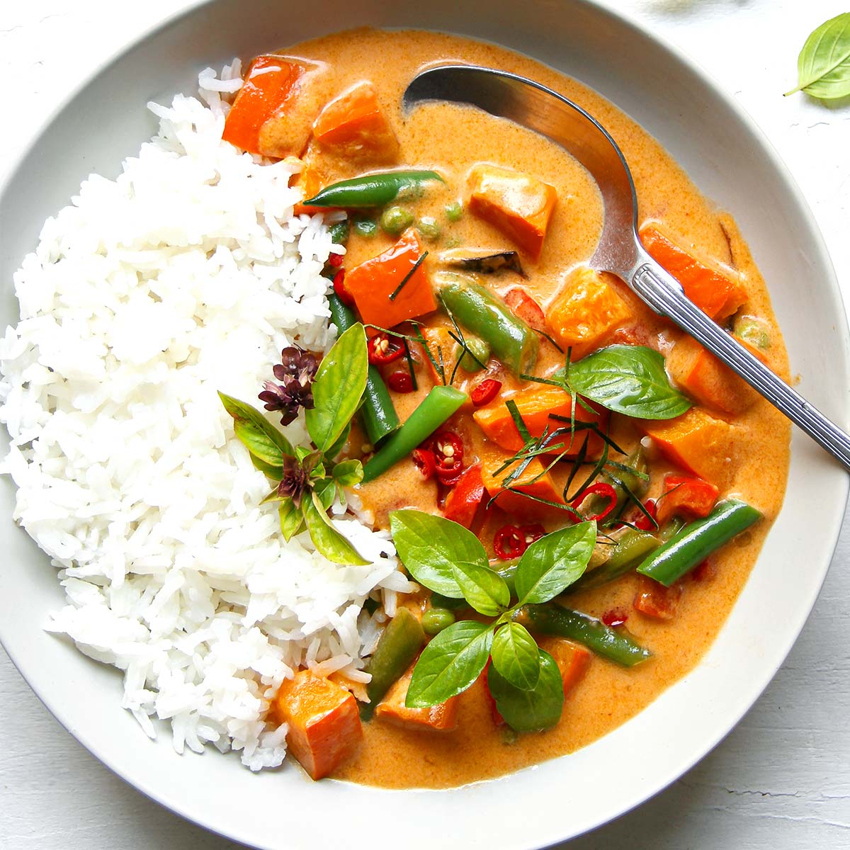 Rotes Curry mit Kürbis und grünen Bohnen (vegan)