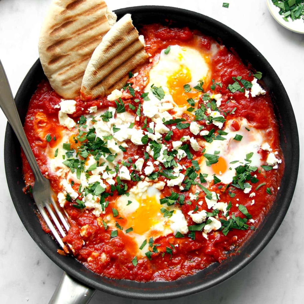 Shakshuka mit Dosentomaten in Pfanne