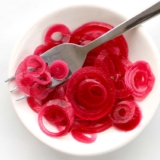 eingelegte pinke Zwiebeln