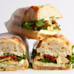 Veggie Sandwich mit Käse, Tomaten und Rucola